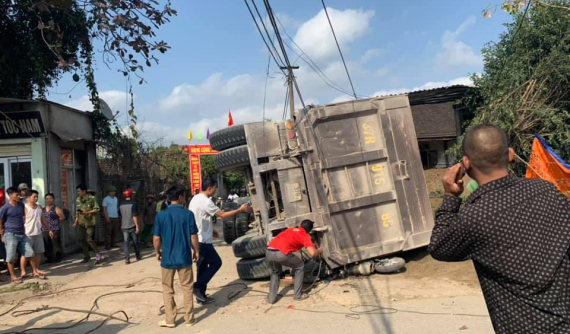 Nghệ An: Rơ-moóc xe đầu kéo lật trúng xe máy, một phụ nữ tử vong