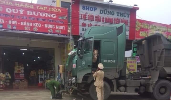 Video: Bất ngờ chạy sang đường, cháu bé bị xe ben tông tử vong tại Thanh Hóa