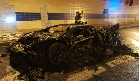 Bất ngờ cháy trong hầm, Lamborghini Aventador Carbonado mạnh 1.250 mã lực biến thành đống sắt vụn