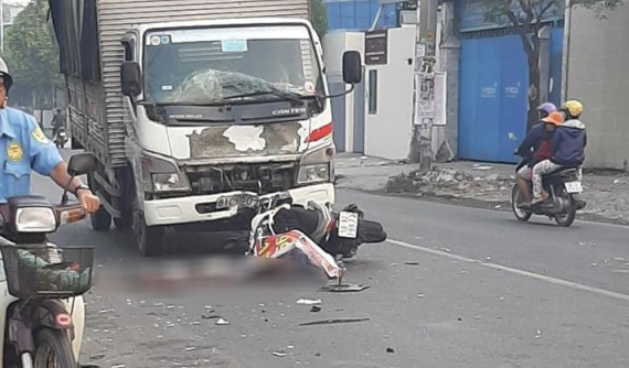 Sài Gòn: Du khách nước ngoài điều khiển xe máy va chạm trực diện với ô tô tải, tử vong tại chỗ