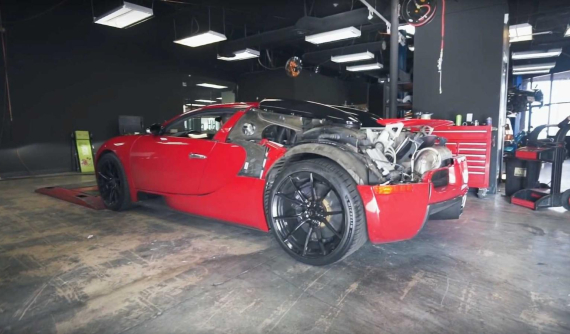 Lái Bugatti Veyron thông thường là chưa đủ nổi bật, YouTuber quyết định để "lộ thiên" phía sau