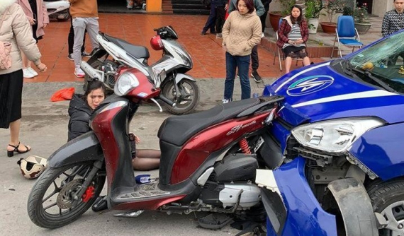 Video: 3 xe máy dừng giữa đường, bị taxi tông trúng tại Hải Phòng