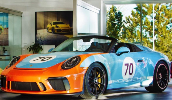 Hàng hiếm Porsche 911 Speedster khác lạ trong màu sơn Gulf Livery