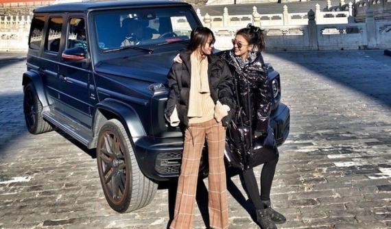 Hot girl con nhà giàu lái xe Mercedes-AMG G63 Edition 1 vào Tử Cấm Thành gây phẫn nộ
