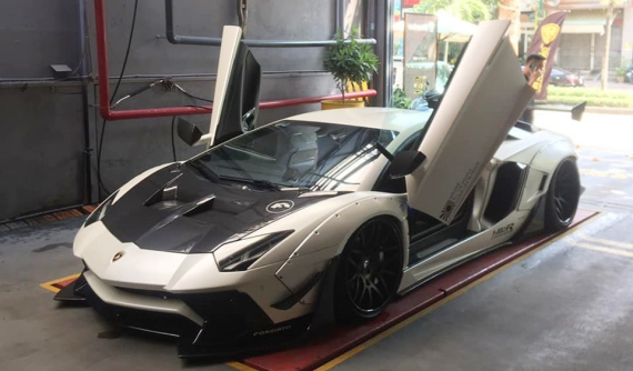 Siêu xe Lamborghini Aventador Limited Edition 50 độc nhất Việt Nam thay áo mới chơi Tết