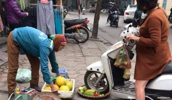 Hà Nội: Điều khiển Honda Lead cán nát mẹt hoa quả của người bán hàng rong, người phụ nữ bị cộng đồng mạng chỉ trích