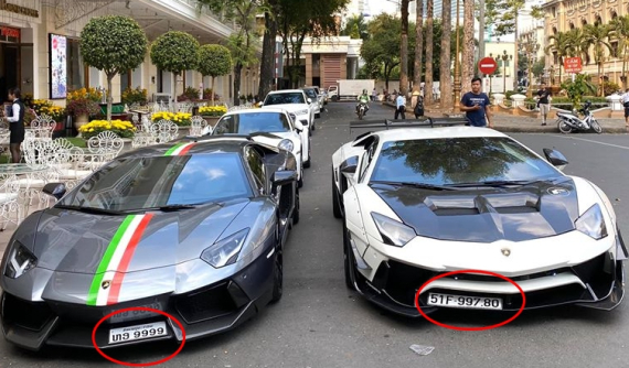 Cặp đôi siêu xe Lamborghini Aventador độ "khủng" của hai nước Việt-Lào giao lưu ngày cận Tết