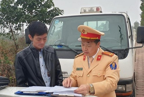 Tài xế xe buýt vi phạm nồng độ cồn bị phạt 17 triệu đồng, giữ bằng 17 tháng