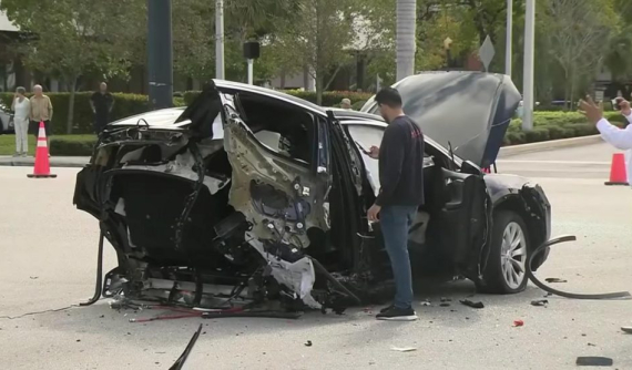 Va chạm với Nissan GT-R, chiếc Tesla Model X đứt làm đôi nhưng tài xế chỉ bị thương nhẹ