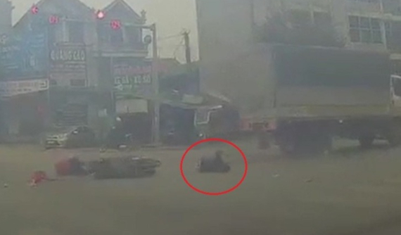 Video: Xe máy vượt đèn đỏ, va chạm với ô tô tải, 1 người bị thương nặng tại Hà Nội