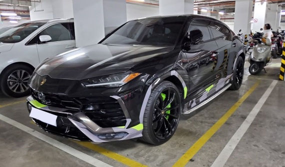 Giới mê xe Việt sửng sốt với một chiếc Lamborghini Urus màu bí ẩn đỗ tại hầm xe ở quận 7
