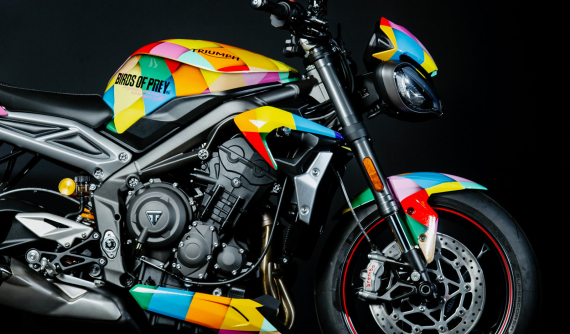 Triumph tiếp tục đưa naked bike Street Triple RS phiên bản Harley Quinn lên phim