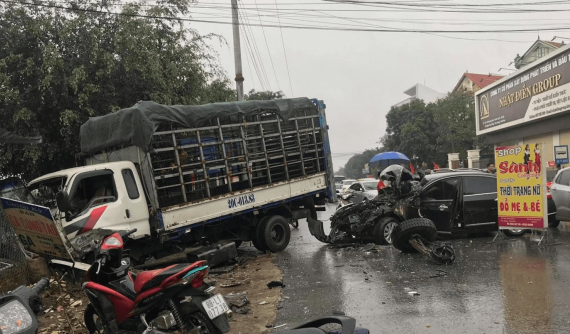 Chiều 30 Tết, xe con tan nát sau cú đấu đầu xe tải tại Vĩnh Phúc