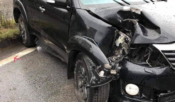 Quảng Ninh: Nổ lốp, Toyota Fortuner lao lên dải phân cách, hạ gục cột đèn vào ngày mùng 1 Tết