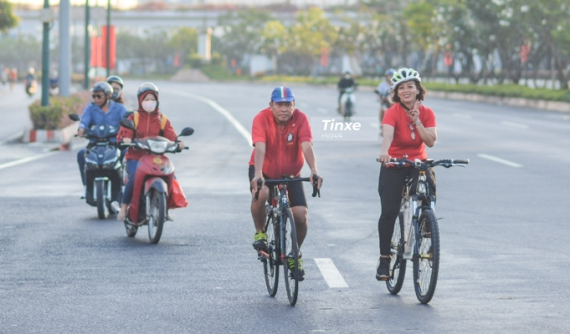 Đại lộ Phạm Văn Đồng vắng vẻ trong ngày mùng 1 Tết