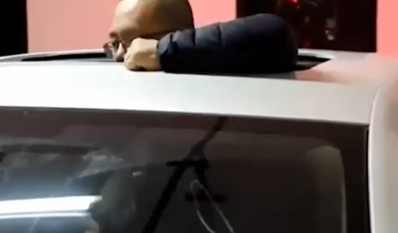 Chi nửa tỷ đồng để mua chỗ đỗ ô tô, người đàn ông vẫn phải ngậm ngùi ra khỏi xe qua cửa sổ trời