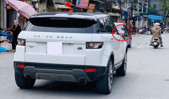 Hà Nội: Mùng 2 Tết, Range Rover Evoque lăn bánh trên đường với cặp gương "không cánh mà bay"