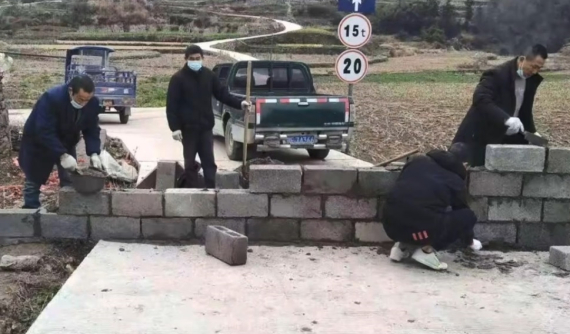 Trước đại dịch virus corona, người dân Hồ Bắc xây tường thành ngăn chặn ô tô vào làng