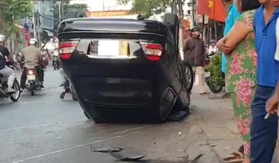 Video: Xe Mercedes-Benz "ngửa bụng" tại Tiền Giang vào sáng mùng 3 Tết vì người lái hoa mắt