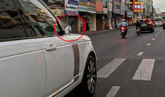 Xe Range Rover di chuyển tại Sài thành trong chiều mùng 2 Tết sử dụng gương của xe máy