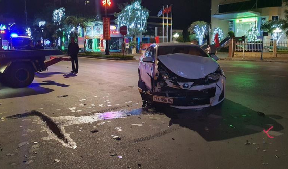 Quảng Bình: Rạng sáng mùng 3 Tết, Toyota Vios đâm lật Hyundai Tucson