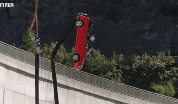 "Thót tim" trước màn nhảy bungee bằng ô tô của người dẫn chương trình Top Gear