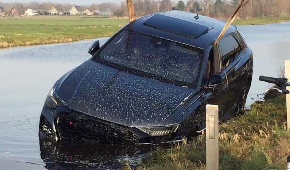 SUV hạng sang tiền tỷ Audi RS Q8 mới mua chưa được 3 tuần đã lao xuống kênh nước