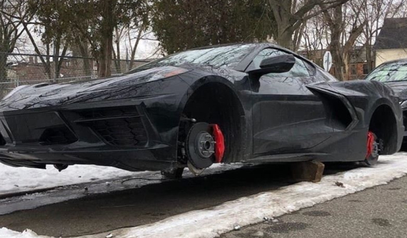 Chevrolet Corvette C8 đầu tiên xuất hiện trên đường phố nhưng 4 bánh xe lại "không cánh mà bay"