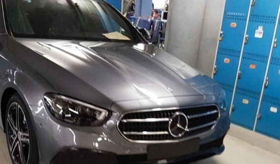 Mercedes-Benz E-Class 2021 lộ diện "bằng xương, bằng thịt" trong nhà máy