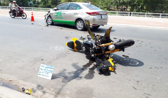 Bình Dương: "Ngựa hoang" Yamaha R6 tan nát sau va chạm với xe taxi ngày mùng 5 Tết