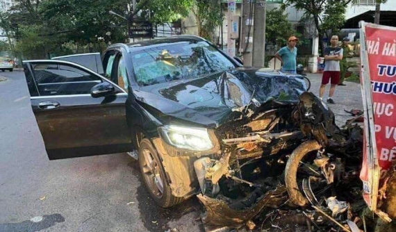 Người lái Mercedes-Benz GLC tông tử vong tài xế GrabBike tại gần sân bay Tân Sơn Nhất rồi bỏ trốn