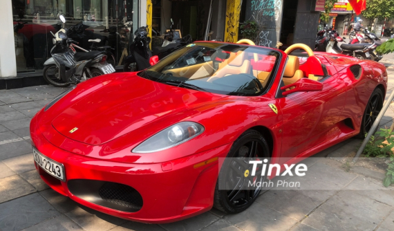 Ferrari F430 mui trần điệu đà khoe dáng trên vỉa hè Hà Nội trong những ngày Xuân