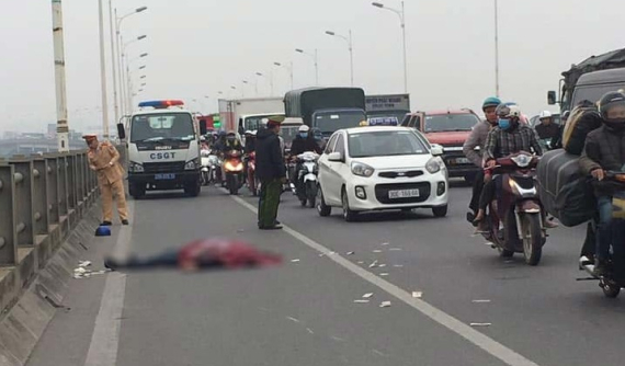 Người đàn ông đi xe máy tử vong trên cầu Vĩnh Tuy, nghi là tự gây tai nạn