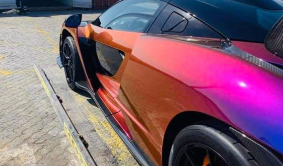Doanh nhân quận 12 chia sẻ video McLaren Senna màu siêu độc vào trong container, ngày về Việt Nam không còn xa?