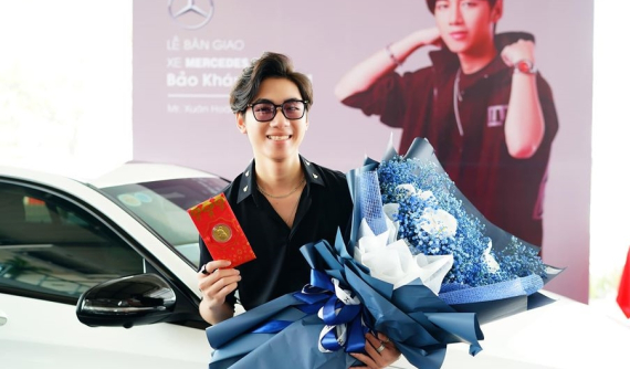 Giữa ồn ào với Jack, K-ICM đi nhận bàn giao xe sang Mercedes-Benz C300 AMG 2020 trị giá 1,9 tỷ đồng