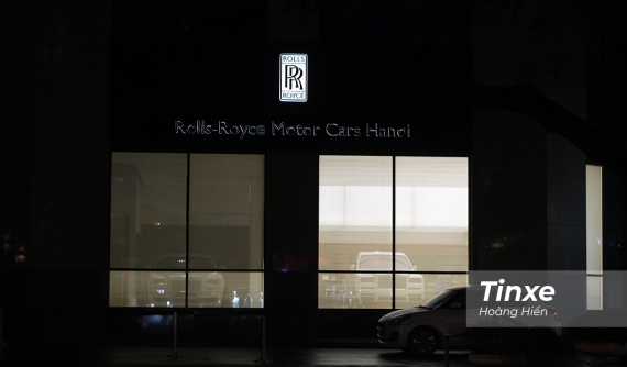 Rolls-Royce Cullinan chính hãng âm thầm về showroom trong đêm, ngày ra mắt không còn xa