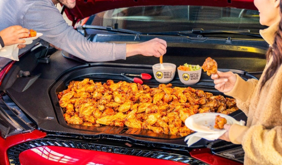 Ford gây sốc với hình ảnh marketing dùng cốp trước của Mustang Mach-E để chứa 9 kg cánh gà chiên