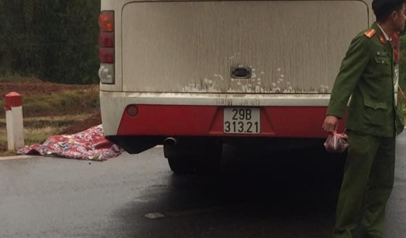 Sơn La: Ô tô khách ôm cua, va chạm với xe máy khiến 1 người tử vong