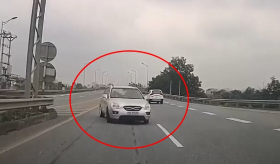 Kia Carens chạy ngược chiều trên cao tốc Nội Bài-Lào Cai suýt gây tai nạn cho xe khác