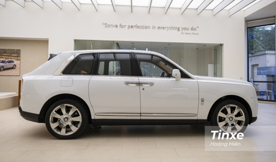 Video: Cận cảnh Rolls-Royce Cullinan nhập khẩu chính hãng đầu tiên tại Việt Nam