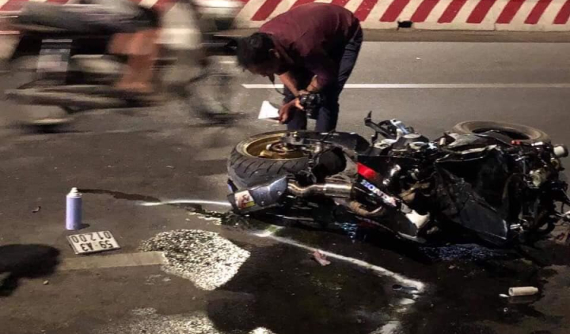 Bình Dương: Honda CBR1000RR trị giá vài trăm triệu đâm vào cột điện vỡ nát