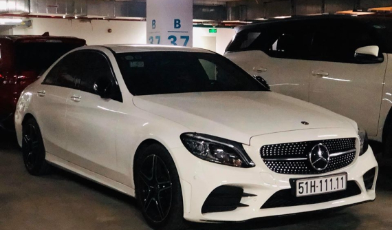 Mercedes-Benz C300 AMG 2020 đeo biển ngũ quý 1 tại Sài thành