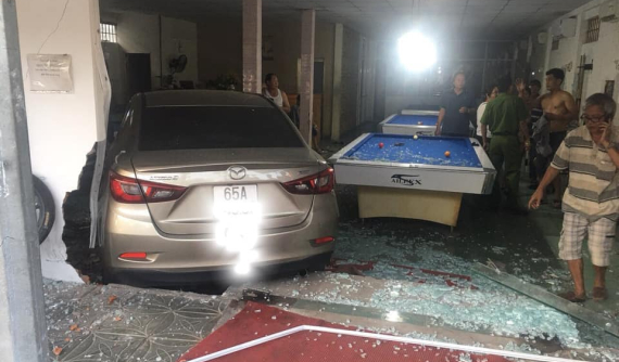 Cần Thơ: Nữ tài xế lái Mazda2 lao vào quán bida, 3 người nhập viện