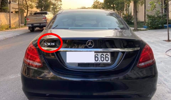 Mercedes-Benz C-Class ở Hải Phòng gắn logo Vios của Toyota khiến không ít người "ngã ngửa"
