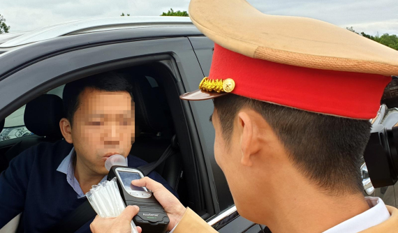 Trước dịch virus corona, CSGT tạm dừng kiểm tra nồng độ cồn bằng phễu thổi