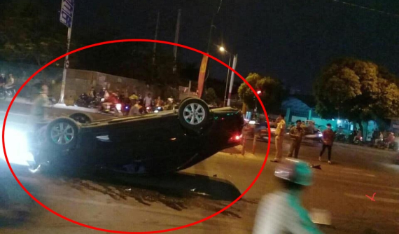 Quận 9: Tài xế đạp nhầm chân ga khiến Toyota Camry tông vào dải phân cách và lật ngửa