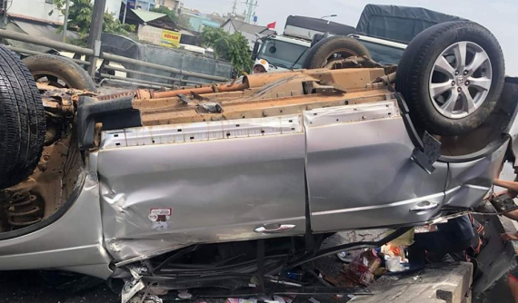 Va chạm với xe container, Honda CR-V lật ngửa, cầu vượt Tân Thới Hiệp kẹt cứng