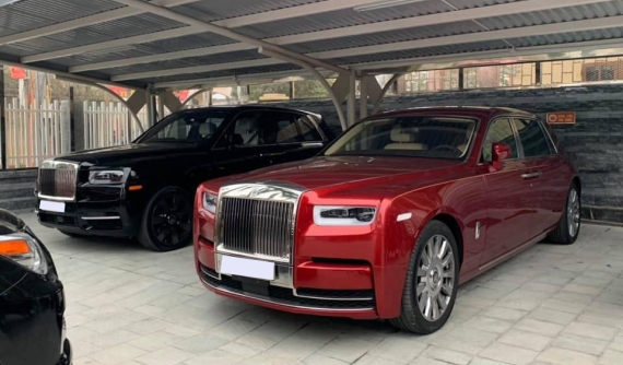 Choáng ngợp với hình ảnh Rolls-Royce Cullinan và Rolls-Royce Phantom VIII đỗ cạnh nhau trong bãi gửi xe