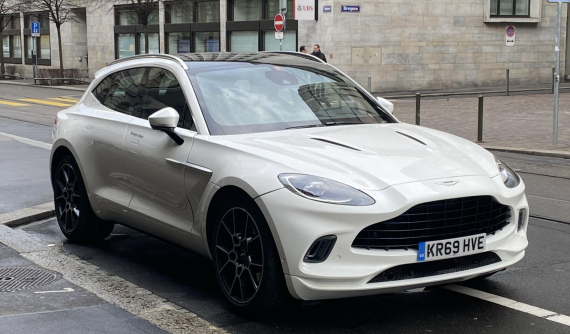 Aston Martin DBX 2020 đầu tiên trên thế giới bị bắt gặp trên đường phố