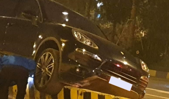 Porsche Cayenne bị mắc kẹt ở dải phân cách sân bay Nội Bài, chủ xe đã làm điều đó như nào?